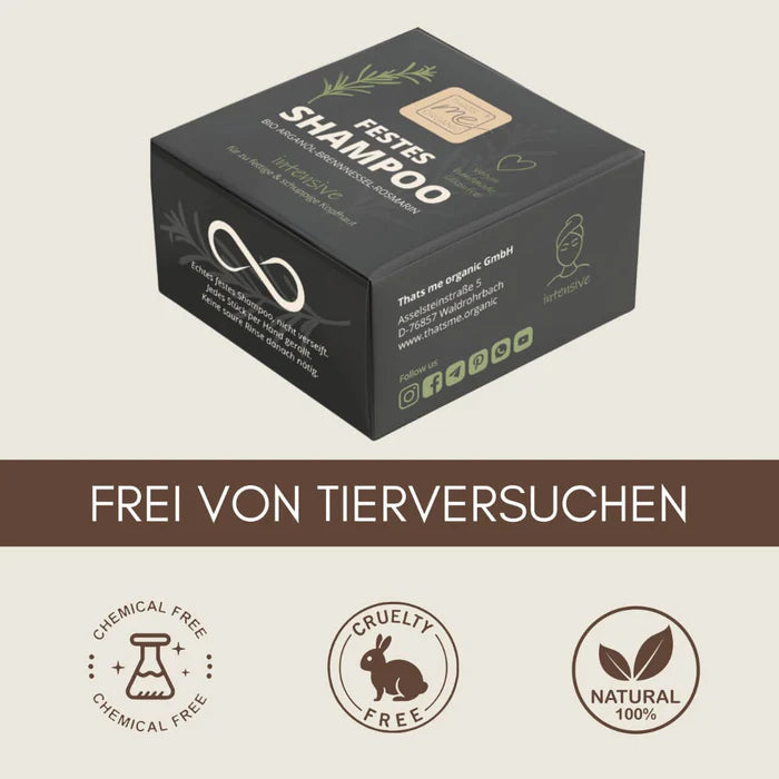 Zertifizierungs-Infografik für Haarpflege bei idery: Im oberen Bereich ist die schwarze Produktverpackung des festen Shampoos von 'thats me organic' abgebildet. Darunter steht in Großbuchstaben der Schriftzug 'FREI VON TIERVERSUCHEN'. Am unteren Bildrand verdeutlichen drei runde Symbole und Siegel die Qualitätsmerkmale: Ein Reagenzglas mit Sternen für 'CHEMICAL FREE', ein Hase für 'CRUELTY FREE' und zwei Blätter für 'NATURAL 100%'.