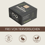 Zertifizierungs-Infografik für Haarpflege bei idery: Im oberen Bereich ist die schwarze Produktverpackung des festen Shampoos von 'thats me organic' abgebildet. Darunter steht in Großbuchstaben der Schriftzug 'FREI VON TIERVERSUCHEN'. Am unteren Bildrand verdeutlichen drei runde Symbole und Siegel die Qualitätsmerkmale: Ein Reagenzglas mit Sternen für 'CHEMICAL FREE', ein Hase für 'CRUELTY FREE' und zwei Blätter für 'NATURAL 100%'.