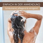 Anwendungs-Infografik für festes Shampoo bei idery: Eine Person wäscht sich von hinten gesehen die langen, dunklen Haare unter der Dusche. Es bildet sich ein reichhaltiger, weißer Schaum auf der Kopfhaut. Am oberen Bildrand stehen die Texte 'EINFACH IN DER ANWENDUNG' auf braunem Grund und 'Schäumend, pflegend & reinigend' auf beigem Grund.