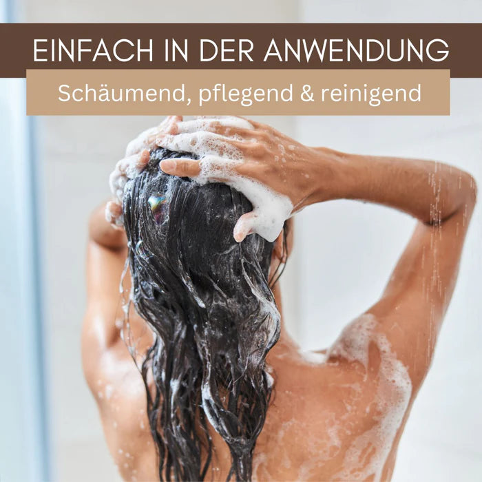 Anwendungs-Infografik für festes Shampoo bei idery: Eine Person wäscht sich von hinten gesehen die langen, dunklen Haare unter der Dusche. Es bildet sich ein reichhaltiger, weißer Schaum auf der Kopfhaut. Am oberen Bildrand stehen die Texte 'EINFACH IN DER ANWENDUNG' auf braunem Grund und 'Schäumend, pflegend & reinigend' auf beigem Grund.