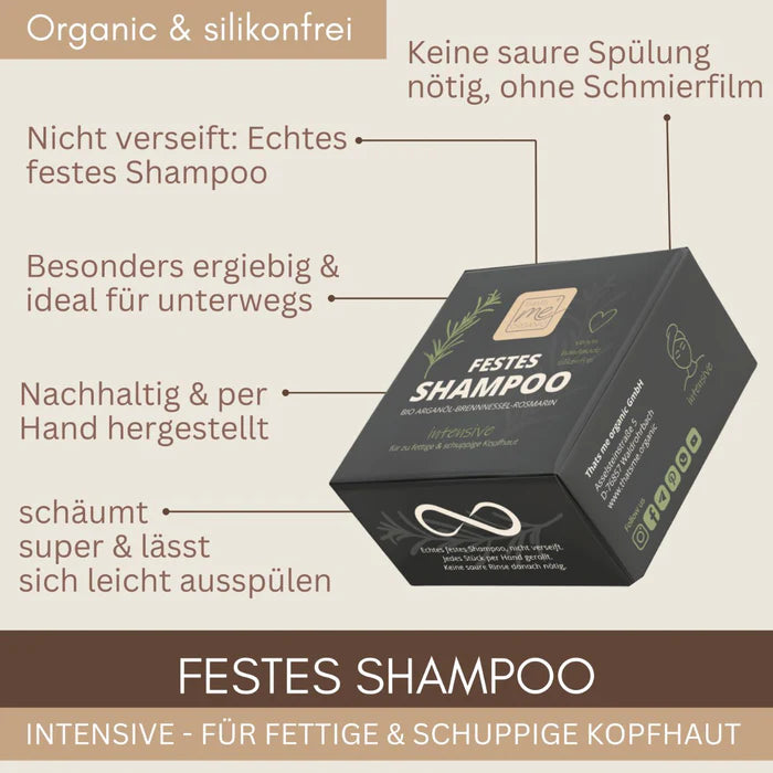 Infografik zum festen Shampoo 'intensive' von idery: Die schwarze Verpackung für echtes, nicht verseiftes festes Shampoo wird mit ihren wichtigsten Vorteilen präsentiert. Der Text hebt hervor, dass die Rezeptur organic, silikonfrei und ideal für fettige sowie schuppige Kopfhaut ist. Weitere Merkmale sind die handhergestellte Qualität, hohe Ergiebigkeit, gute Schaumbildung und dass keine saure Spülung nach der Anwendung nötig ist.