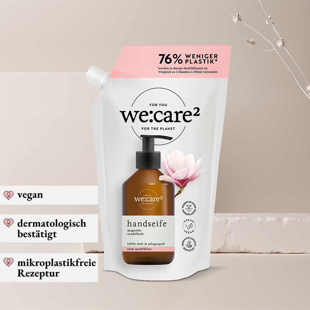 Nachhaltig nachfüllen mit idery: Der we:care² Nachfüllbeutel für Handseife (Magnolie & Sandelholz) spart 76 % Plastik im Vergleich zu herkömmlichen Flaschen. Das Bild zeigt den weißen Standbeutel mit Dosierkappe und die USPs: vegan, dermatologisch bestätigt und mikroplastikfreie Rezeptur. Ökologische Körperpflege.