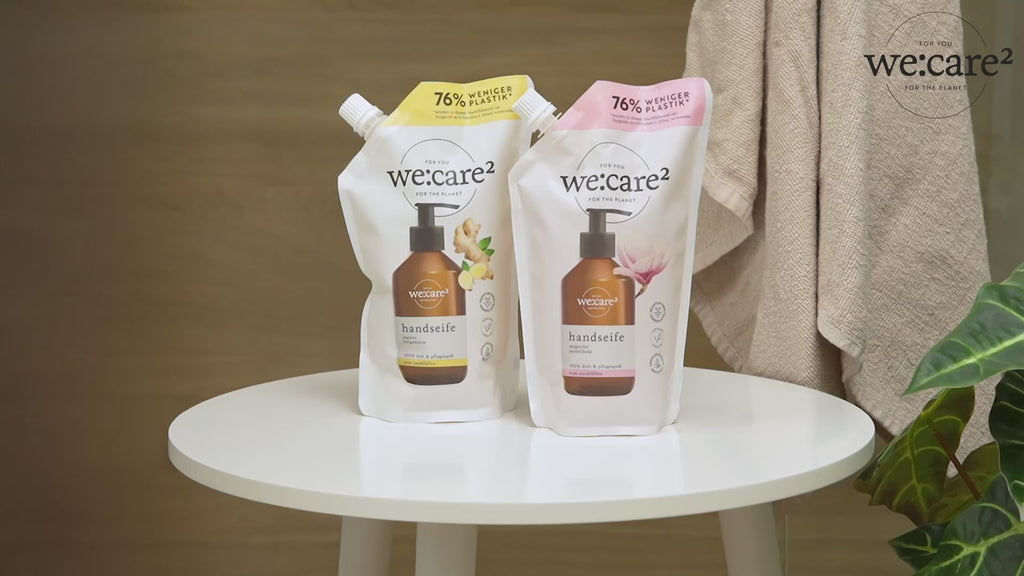 Ganzheitliche Handpflege bei idery: Das Video zeigt eine Person beim achtsamen Händewaschen mit der we:care² Handseife, gefolgt vom unkomplizierten Auffüllen der braunen Pumpflasche aus einem Nachfüllbeutel. Eine Darstellung unserer plastiksparenden und veganen Pflegeroutine für ein nachhaltiges Badezimmer.
