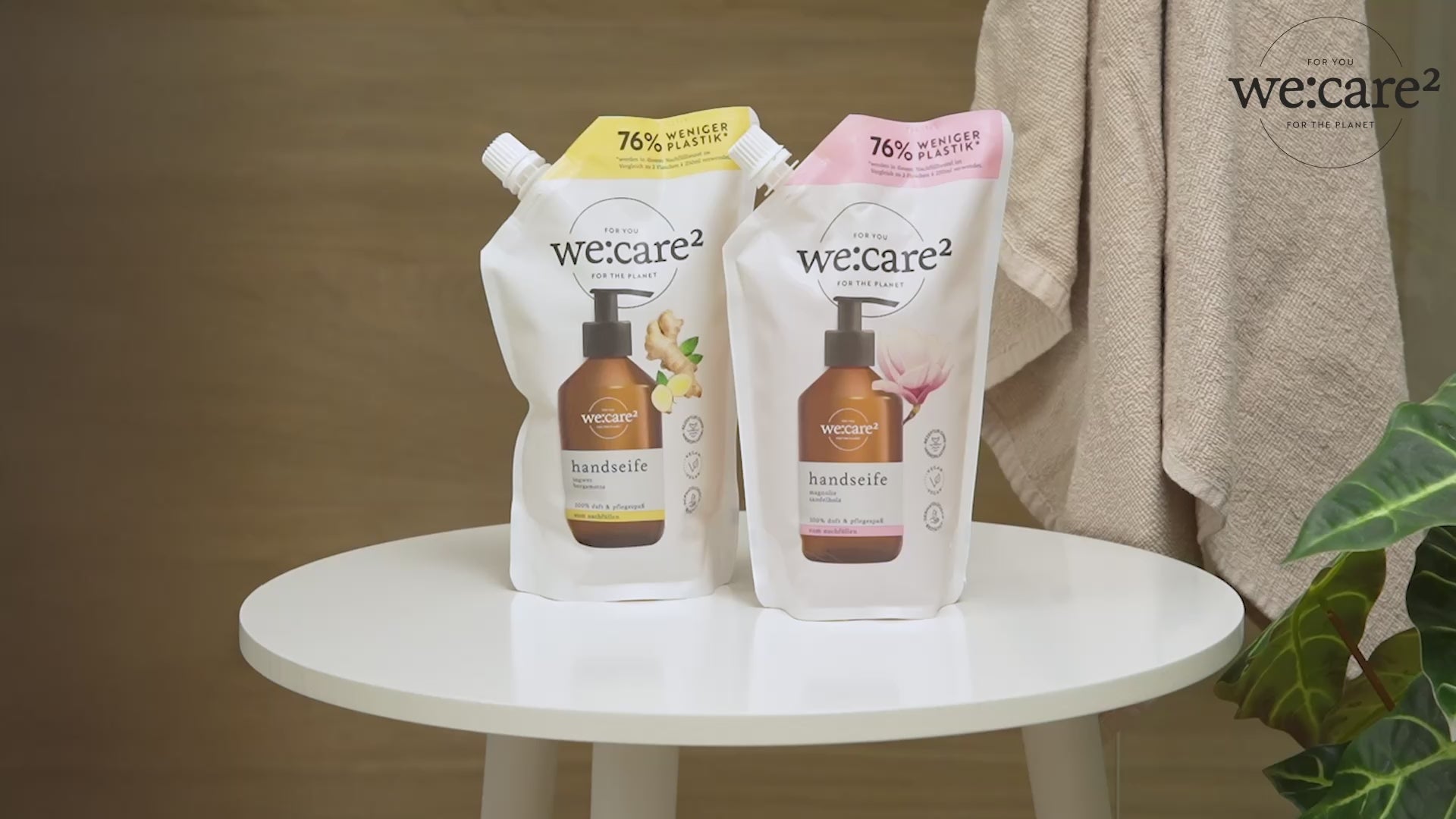 Ganzheitliche Handpflege bei idery: Das Video zeigt eine Person beim achtsamen Händewaschen mit der we:care² Handseife, gefolgt vom unkomplizierten Auffüllen der braunen Pumpflasche aus einem Nachfüllbeutel. Eine Darstellung unserer plastiksparenden und veganen Pflegeroutine für ein nachhaltiges Badezimmer.