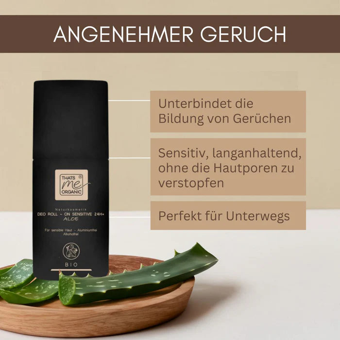 Infobanner für den THATS me ORGANIC Deo Roll-on mit dem Text „ANGENEHMER GERUCH“. Die Grafik hebt hervor: Unterbindet Geruchsbildung, sensitiv ohne Porenverstopfung und perfekt für unterwegs. Im Vordergrund liegen frische Aloe-Vera-Blätter auf einer Holzschale.