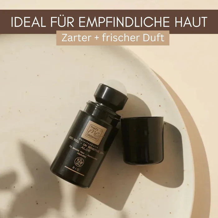 Werbebanner für THATS me ORGANIC Deo Roll-on mit dem Text „IDEAL FÜR EMPFINDLICHE HAUT – Zarter + frischer Duft“. Das geöffnete Produkt liegt dekorativ auf einem hellen Keramikteller.