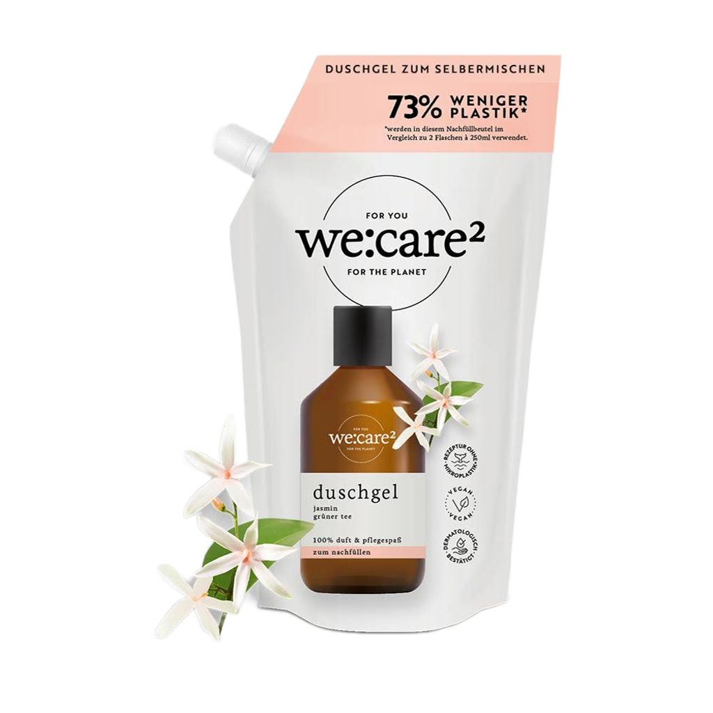Nachfüllbeutel für Duschgel von we:care² mit Jasmin und grünem Tee. Abbildung zeigt den Beutel mit der Aufschrift '73% weniger Plastik' im Vergleich zu herkömmlichen Flaschen sowie eine Braunglasflasche und weiße Blüten.