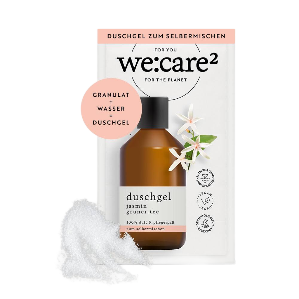 Duschgel-Granulat von we:care² zum Selbermischen mit Jasmin und grünem Tee. Grafik zeigt einen Beutel mit abgebildeter Flasche und weißes Granulat mit dem Hinweis: Granulat plus Wasser ergibt Duschgel.