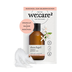 Duschgel-Granulat von we:care² zum Selbermischen mit Jasmin und grünem Tee. Grafik zeigt einen Beutel mit abgebildeter Flasche und weißes Granulat mit dem Hinweis: Granulat plus Wasser ergibt Duschgel.