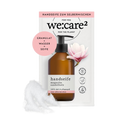 we:care² Handseife zum Selbermischen – Papier-Sachet mit Seifengranulat in der Duftrichtung Magnolie Sandelholz, auf dem Sachet ist eine bernsteinfarbene PET-Flasche aus recyceltem Material abgebildet, vegan und palmölfrei