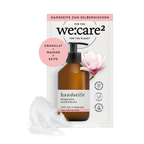 we:care² Handseife zum Selbermischen – Papier-Sachet mit Seifengranulat in der Duftrichtung Magnolie Sandelholz, auf dem Sachet ist eine bernsteinfarbene PET-Flasche aus recyceltem Material abgebildet, vegan und palmölfrei