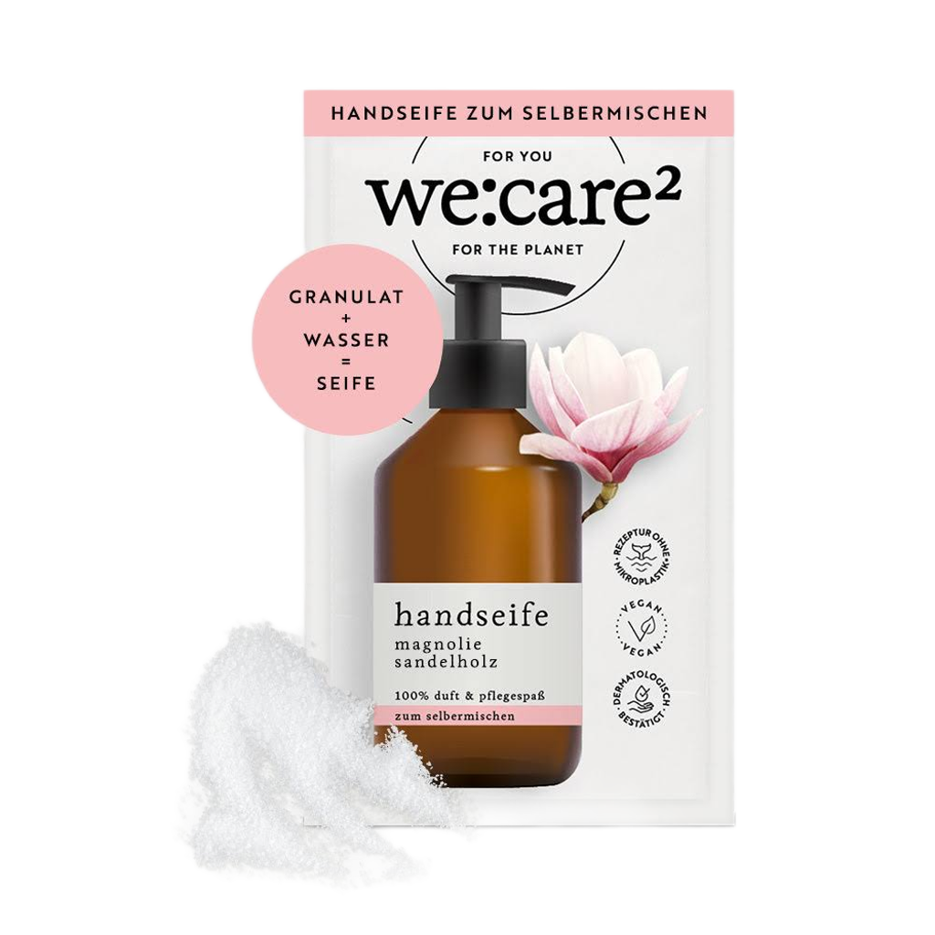we:care² Handseife zum Selbermischen – Papier-Sachet mit Seifengranulat in der Duftrichtung Magnolie Sandelholz, auf dem Sachet ist eine bernsteinfarbene PET-Flasche aus recyceltem Material abgebildet, vegan und palmölfrei